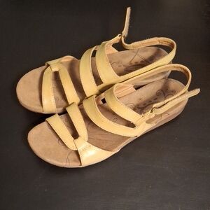 Denver Hayes Beige Leather Sandals - Size 8 - Quad Comfort Footbed